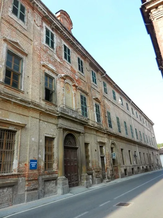 Cour de l'ancien hôpital psychiatrique abandonné de Racconigi, dans le Piémont