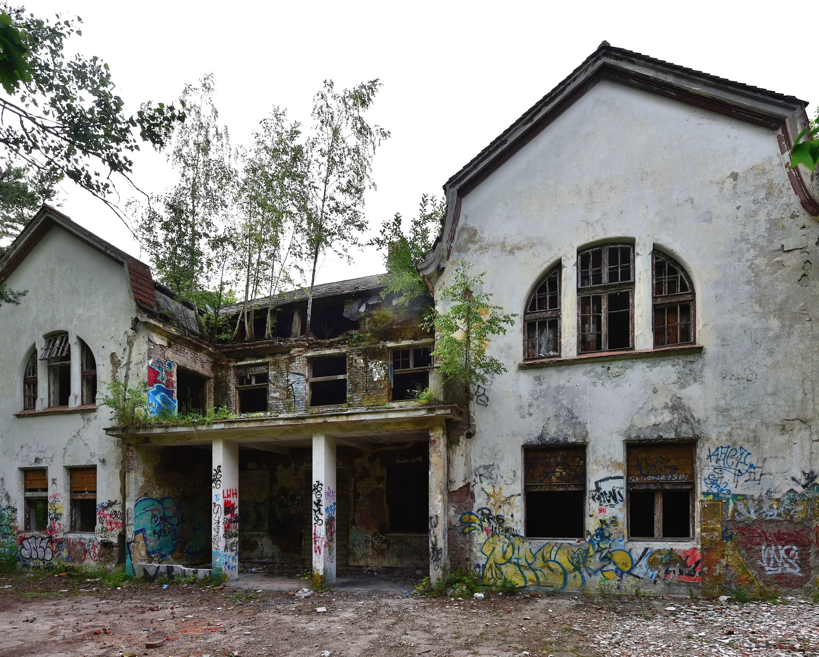 Le sanatorium juif abandonné de Zofiówka à Otwock, en ruine au milieu des pins