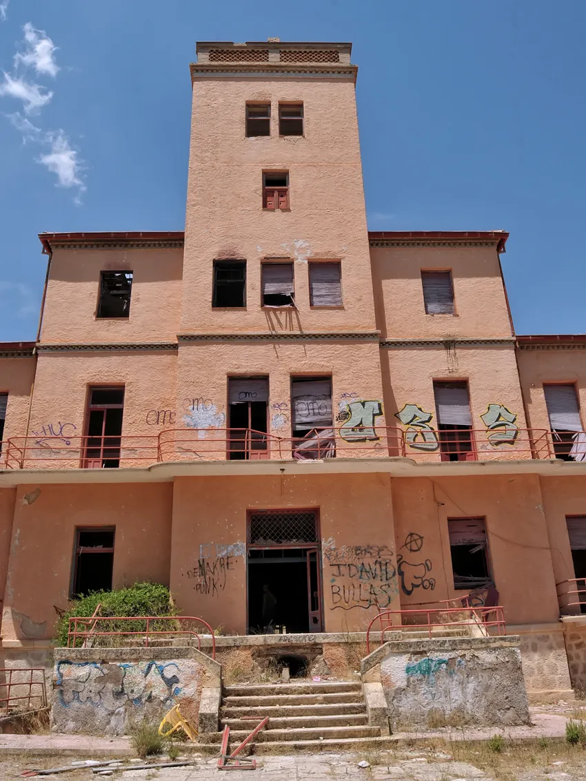 Le sanatorium antituberculeux abandonné de la Sierra Espuña en Espagne