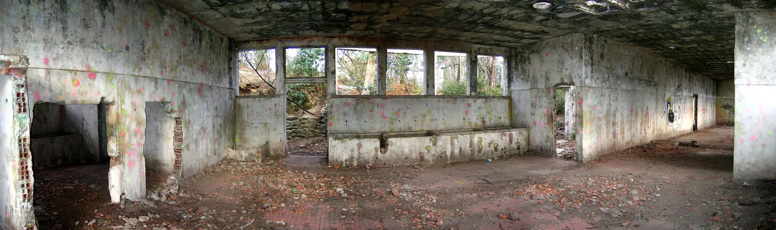 Couloir décrépit du sanatorium abandonné de Valongo, au Portugal