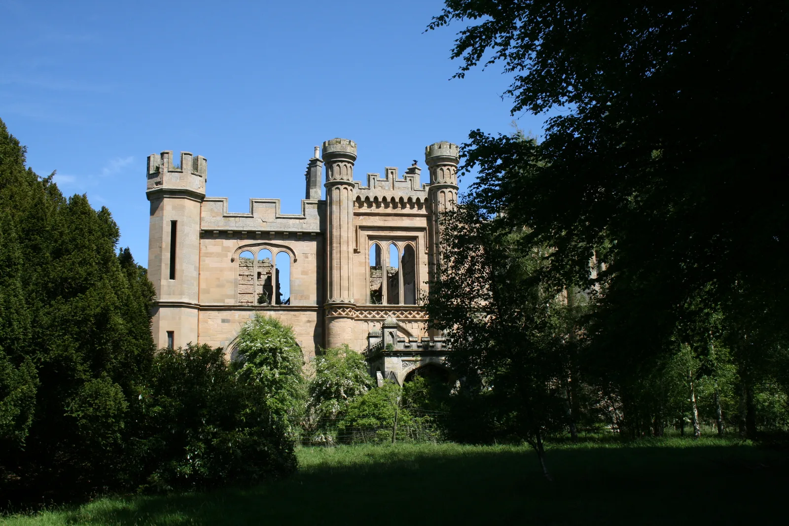 La demeure néo-gothique abandonnée de Crawford Priory dans le Fife écossais