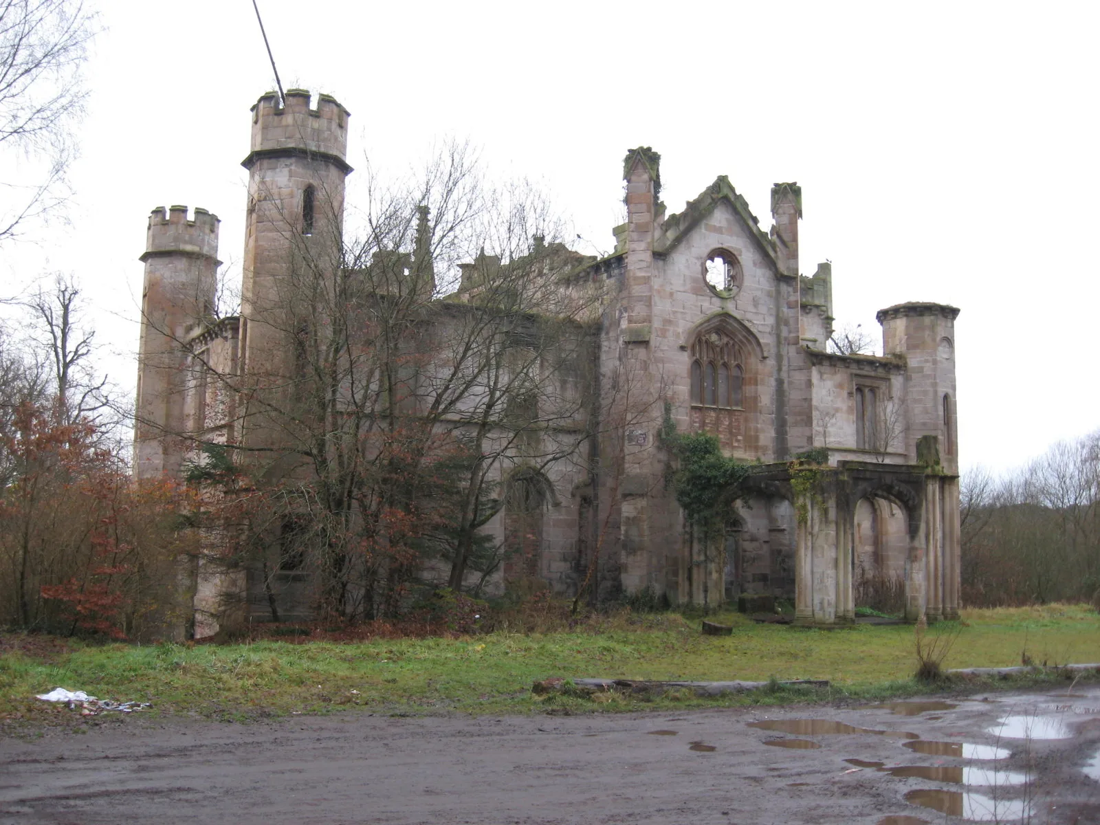 Le manoir néo-gothique abandonné de Cambusnethan Priory en Écosse