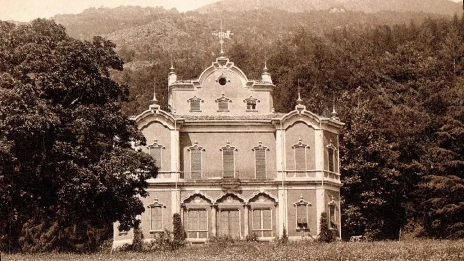 La Villa De Vecchi abandonnée près du lac de Côme, surnommée la Casa Rossa