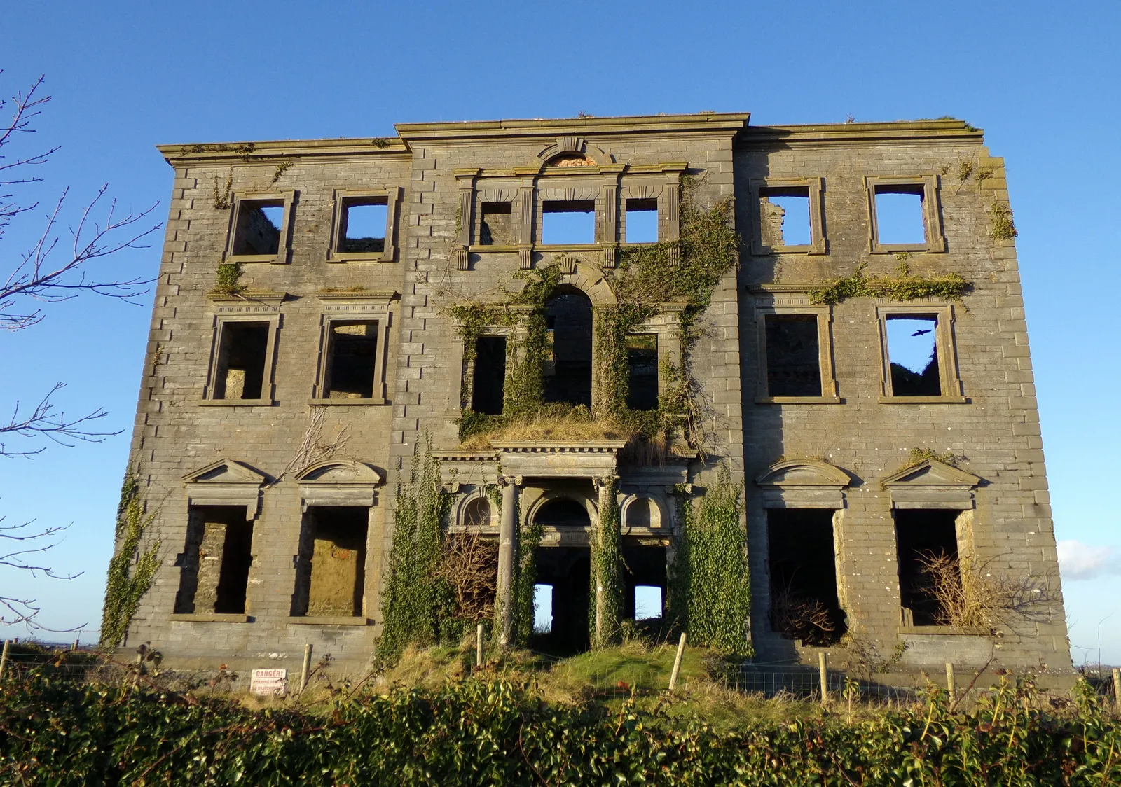 Le manoir géorgien abandonné de Tyrone House au-dessus de l'estuaire de Kilcolgan en Irlande