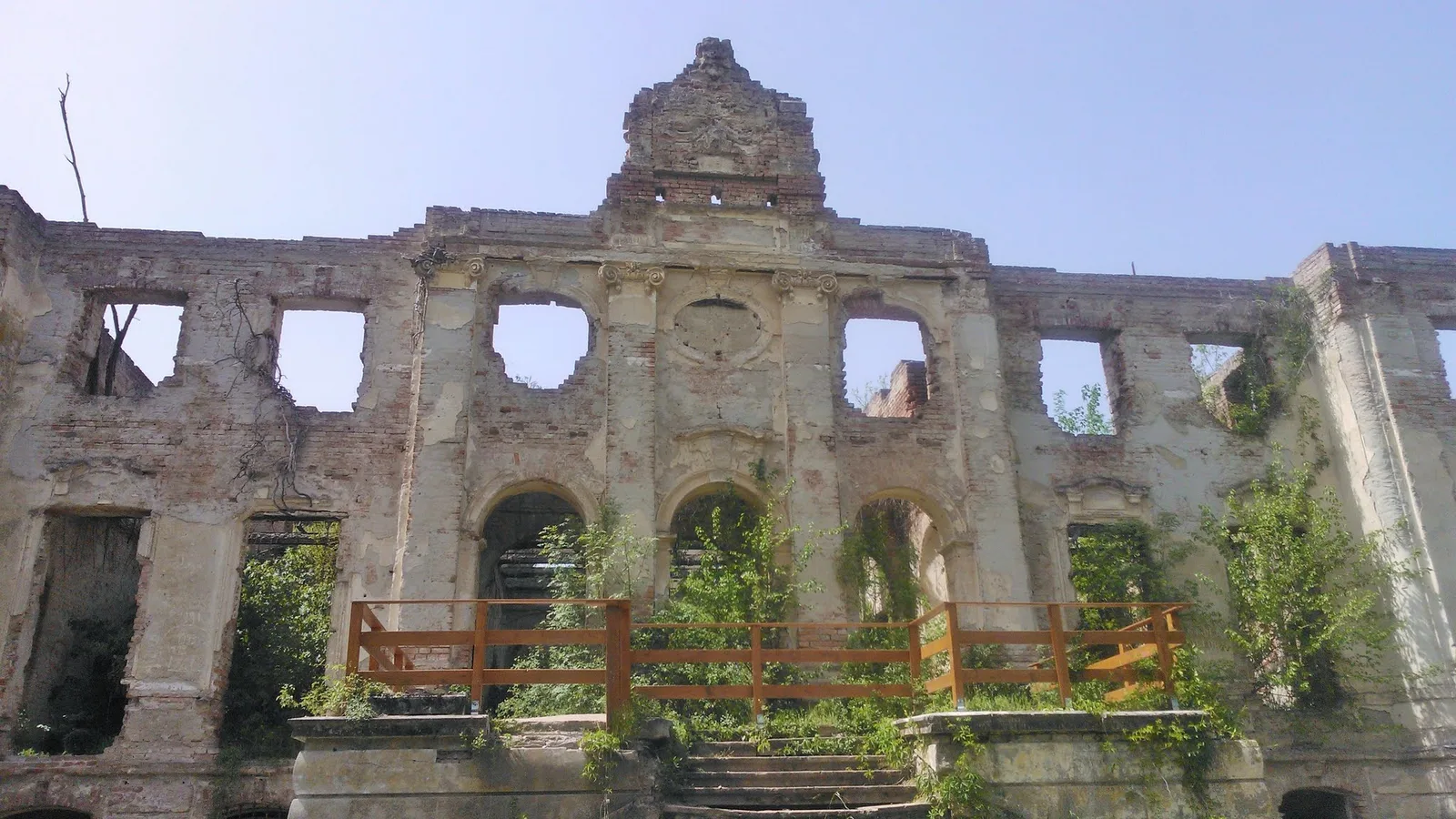 Le château néo-baroque abandonné de Póstelek en Hongrie, façade rose sans toit
