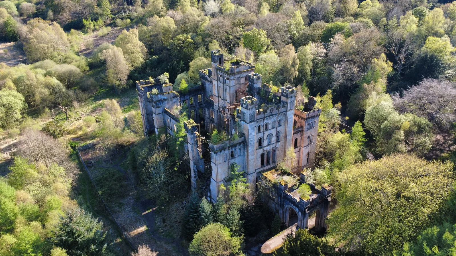 Le château baronial abandonné et incendié de Lennox Castle en Écosse, vue aérienne