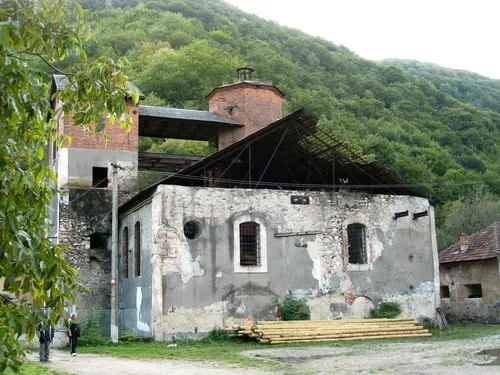 L'ancien haut fourneau abandonné de Govăjdia, caché dans une forêt de Transylvanie