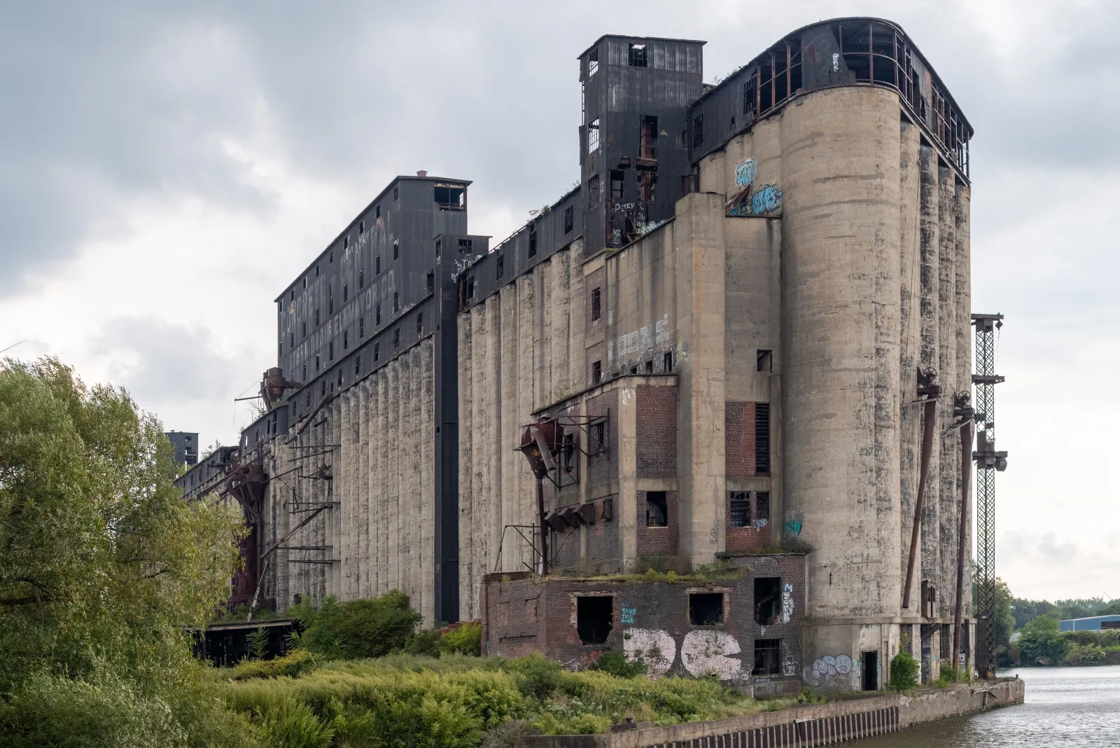 L'immense silo à grain abandonné Concrete-Central Elevator au bord de la rivière de Buffalo