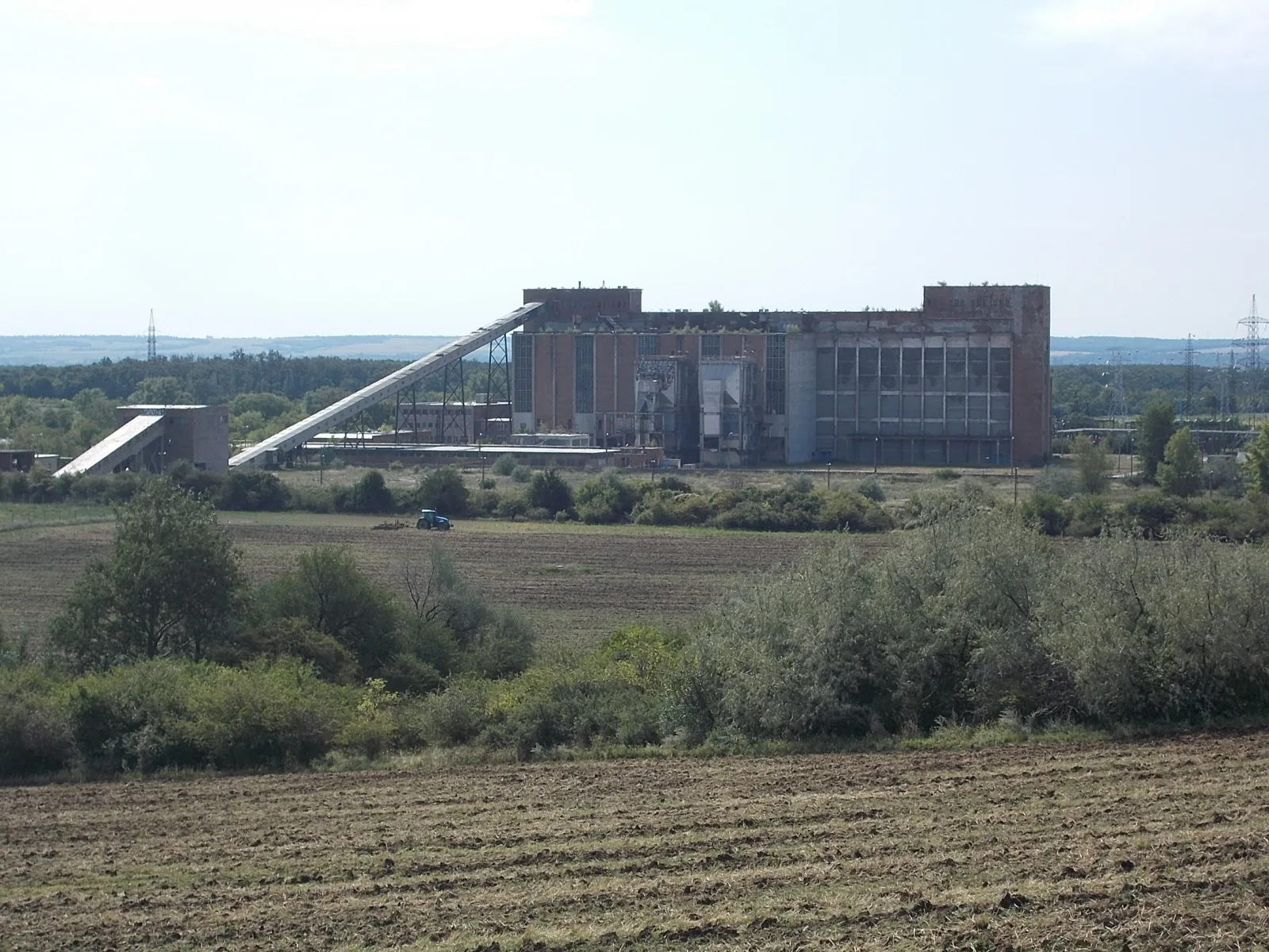 Le bâtiment principal de la centrale électrique abandonnée d'Inota, en Hongrie
