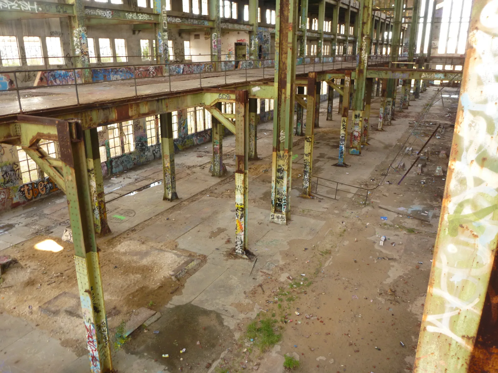 La halle est graffée de la centrale abandonnée de South Fremantle, en Australie-Occidentale