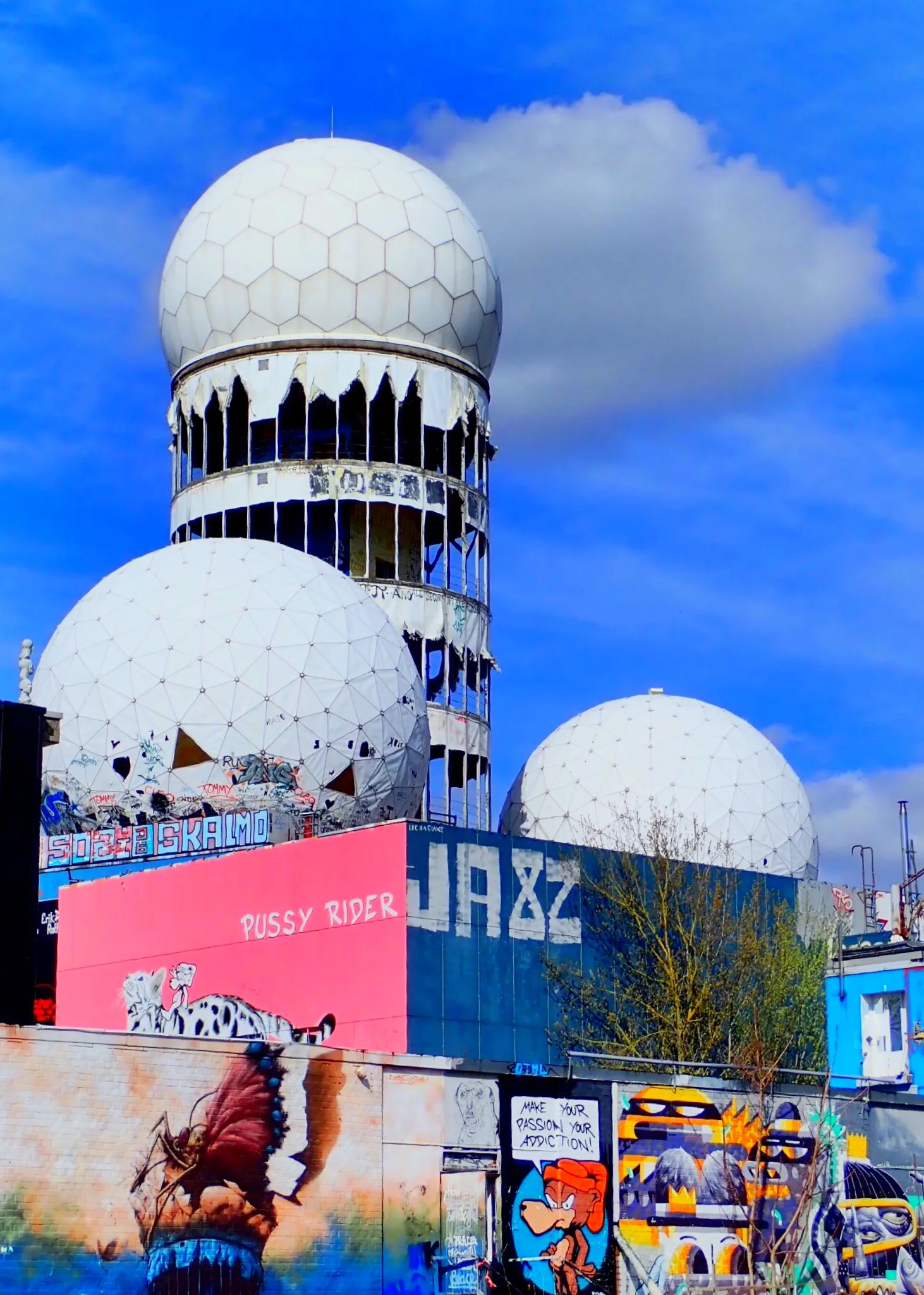 Les radômes blancs éventrés de la station d'espionnage américaine du Teufelsberg à Berlin