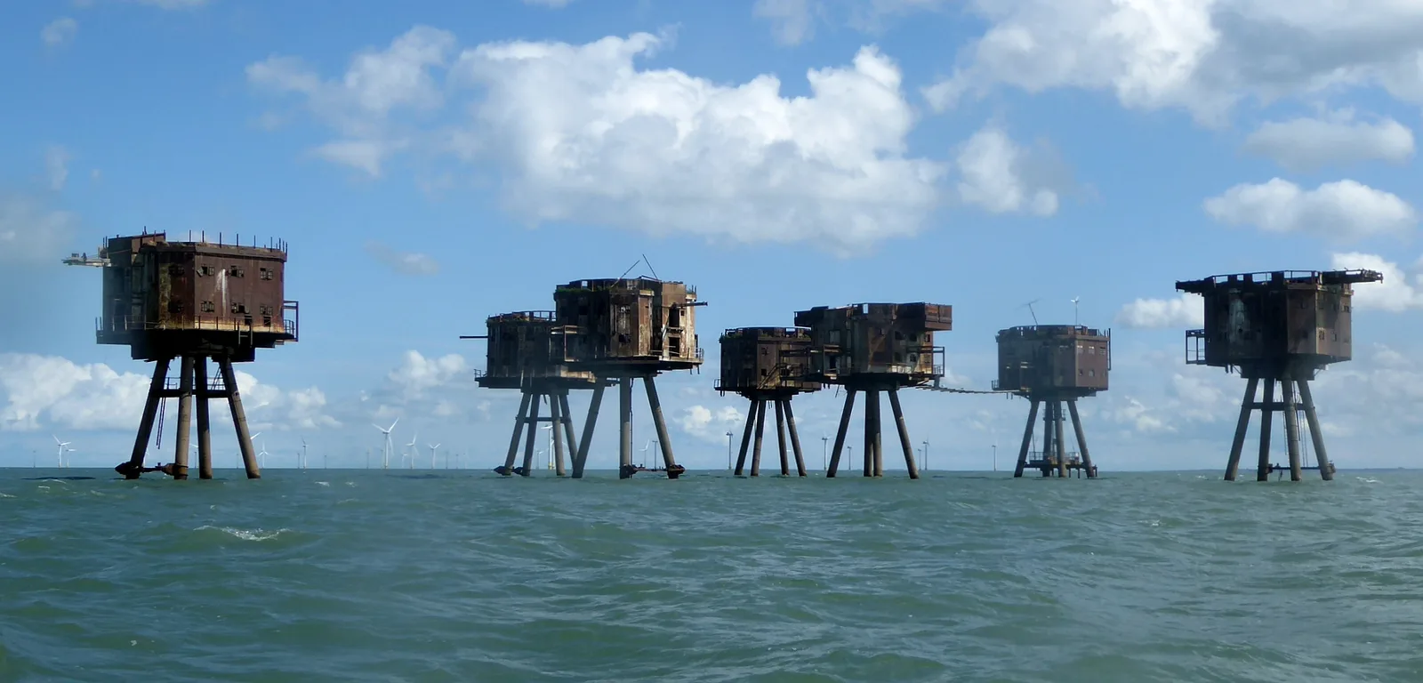 Les sept tours sur pilotis du fort de mer Maunsell de Red Sands dans l'estuaire de la Tamise