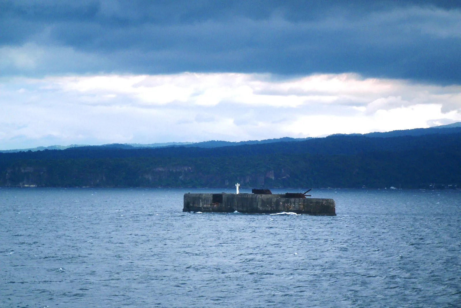 Fort Drum, le fort cuirassé en béton en forme de navire de guerre dans la baie de Manille