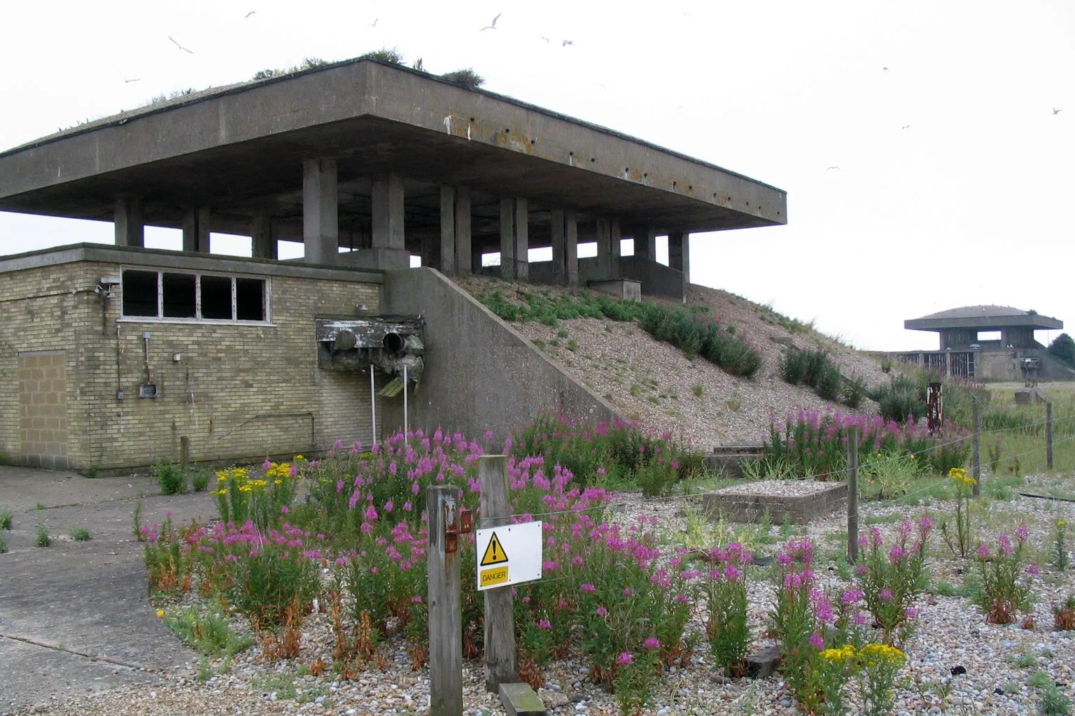 Les pagodes de béton du centre d'essais d'armes atomiques d'Orford Ness sur la flèche de galets du Suffolk