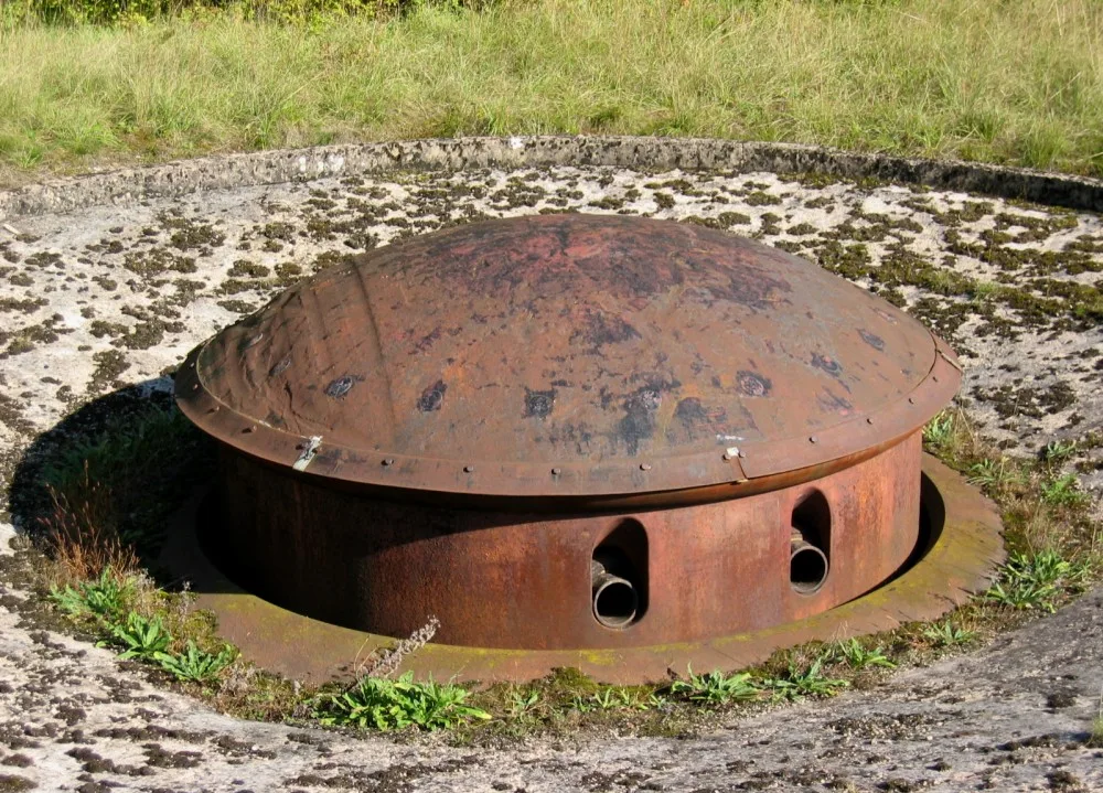 Une tourelle d'artillerie de l'ouvrage de Métrich, gros ouvrage abandonné de la Ligne Maginot en Moselle