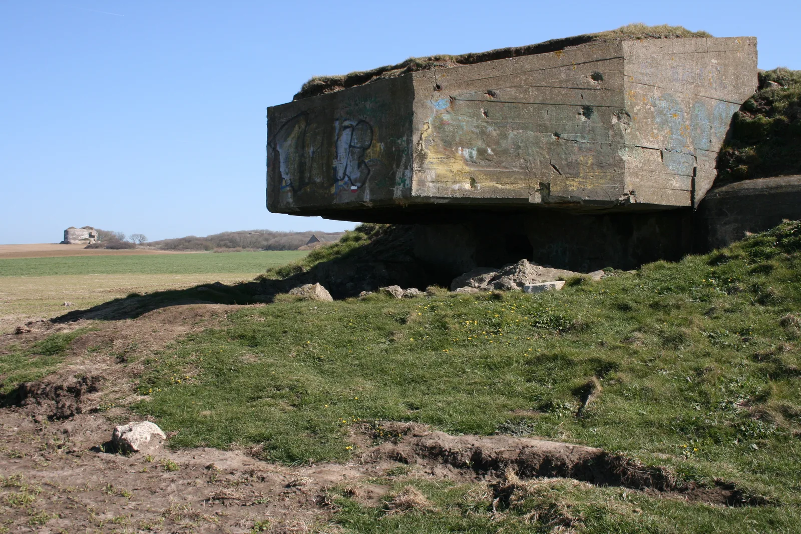 Une casemate abandonnée et couverte de graffitis de la Batterie Todt, Mur de l'Atlantique, Pas-de-Calais