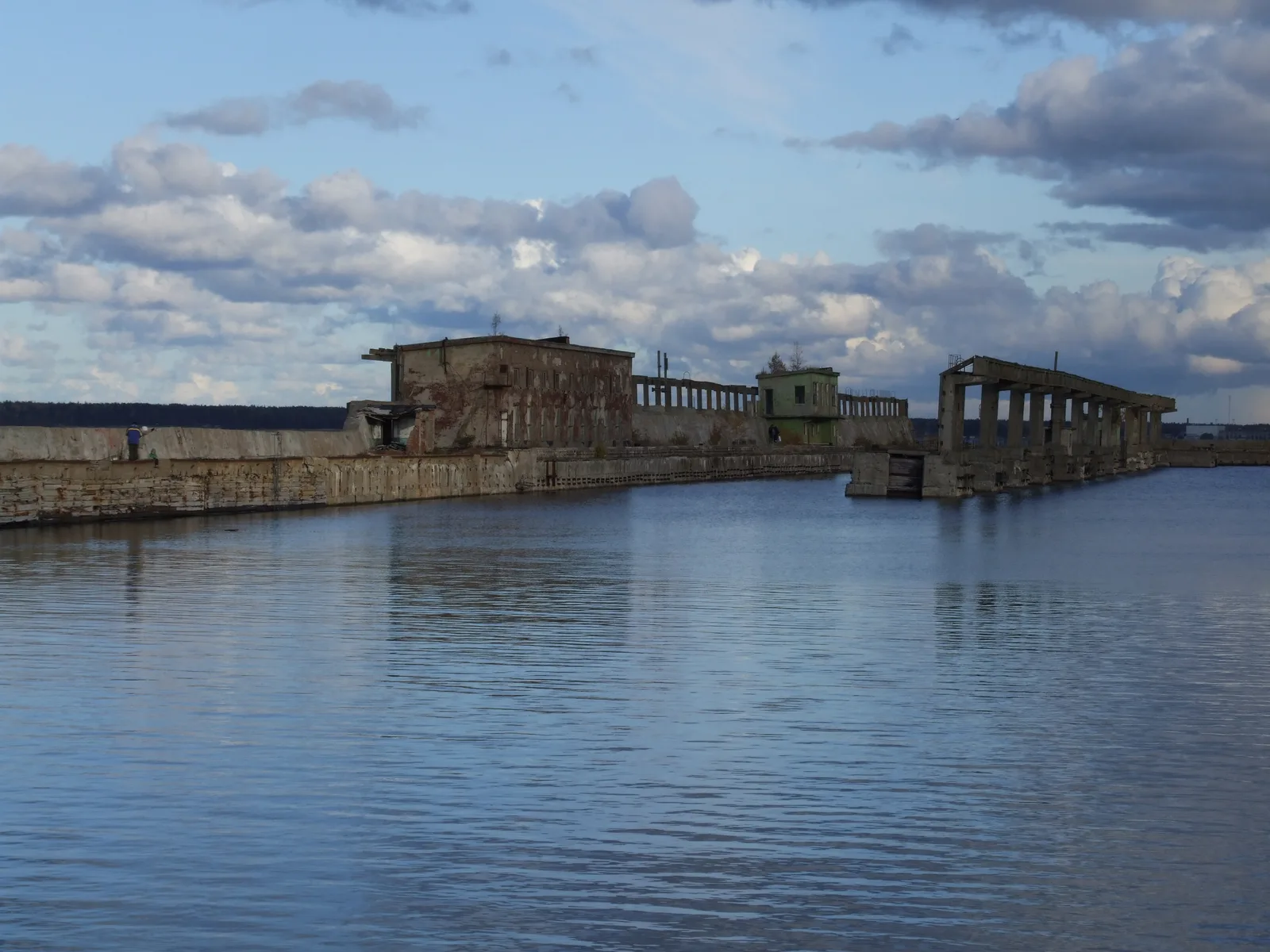 Le long môle de béton de la base sous-marine soviétique abandonnée de Hara en Estonie