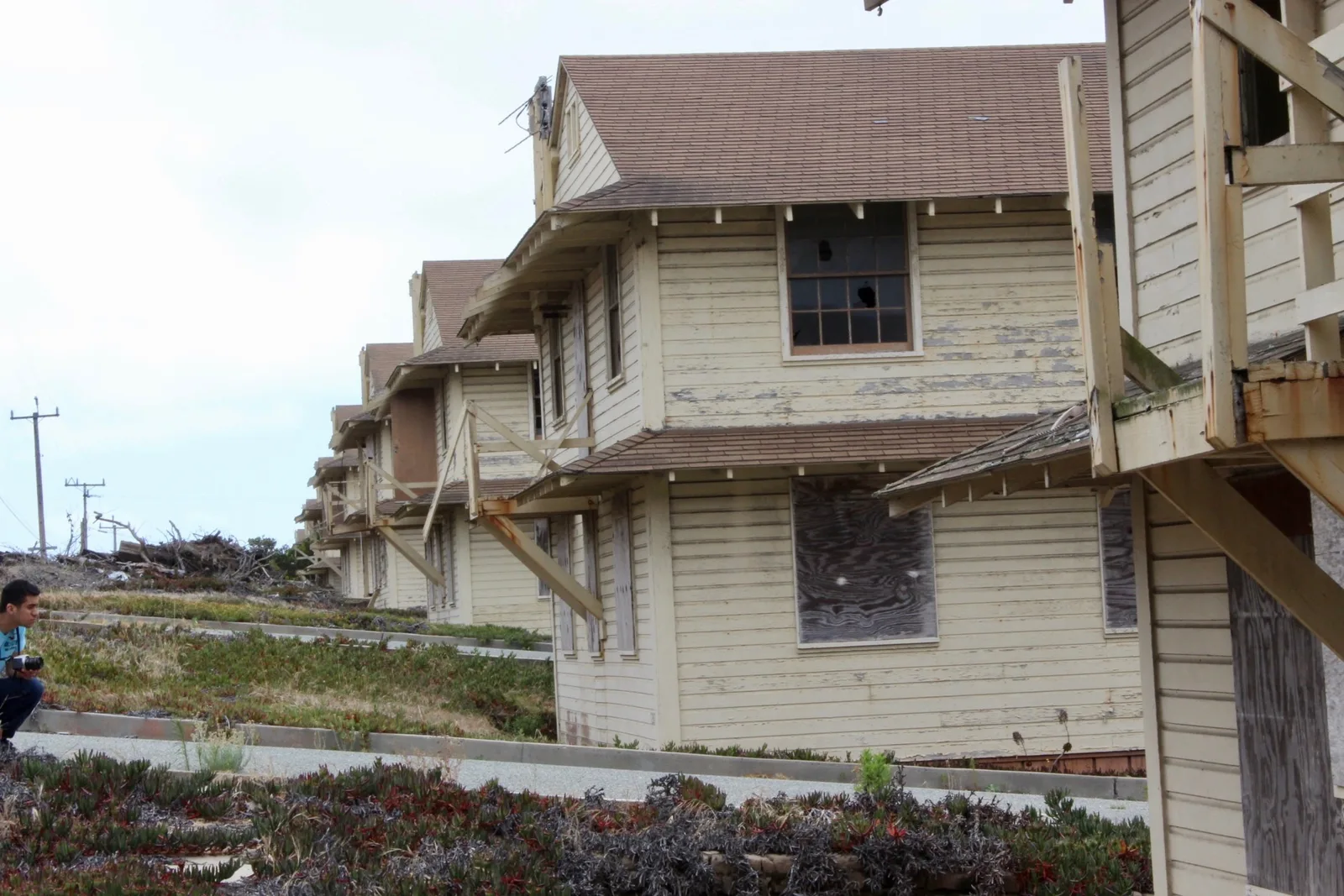 Rangées de baraquements militaires abandonnés de Fort Ord sur la côte de la baie de Monterey en Californie
