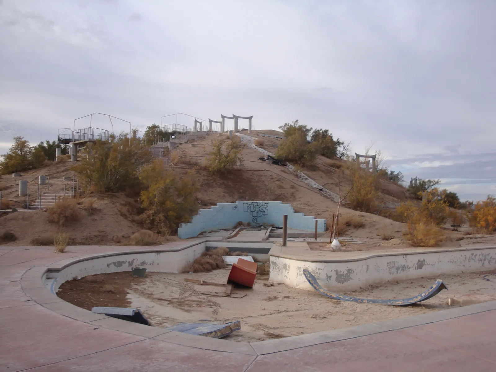 Toboggans abandonnés du parc aquatique Lake Dolores / Rock-A-Hoola dans le désert Mojave