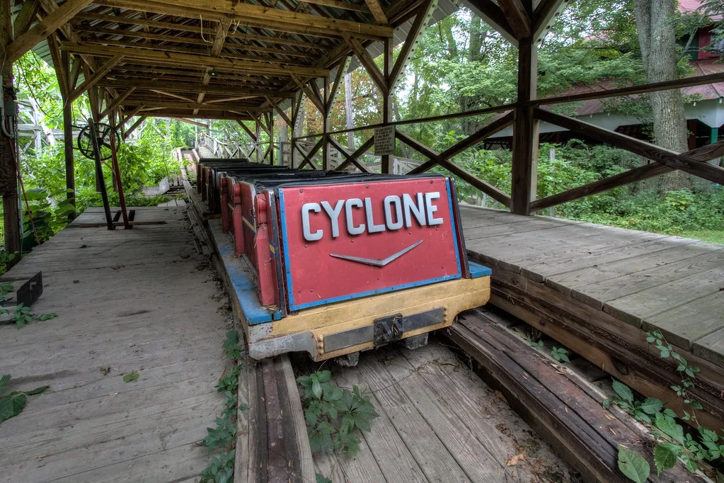 Le wagon abandonné des montagnes russes Cyclone dans sa gare envahie de végétation, parc de Williams Grove en Pennsylvanie