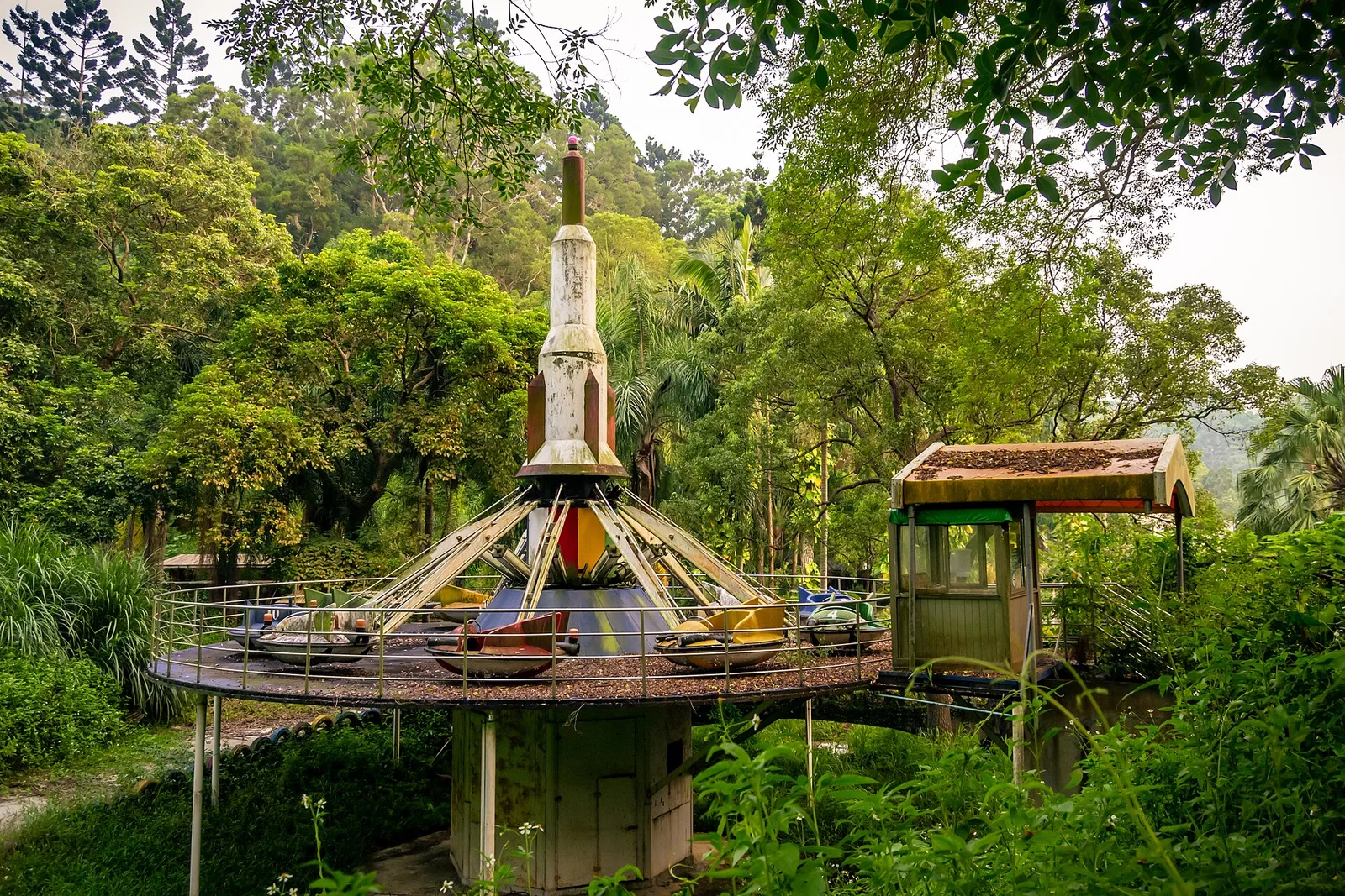 Le parc de loisirs abandonné Encore Garden à Taichung, envahi par la végétation