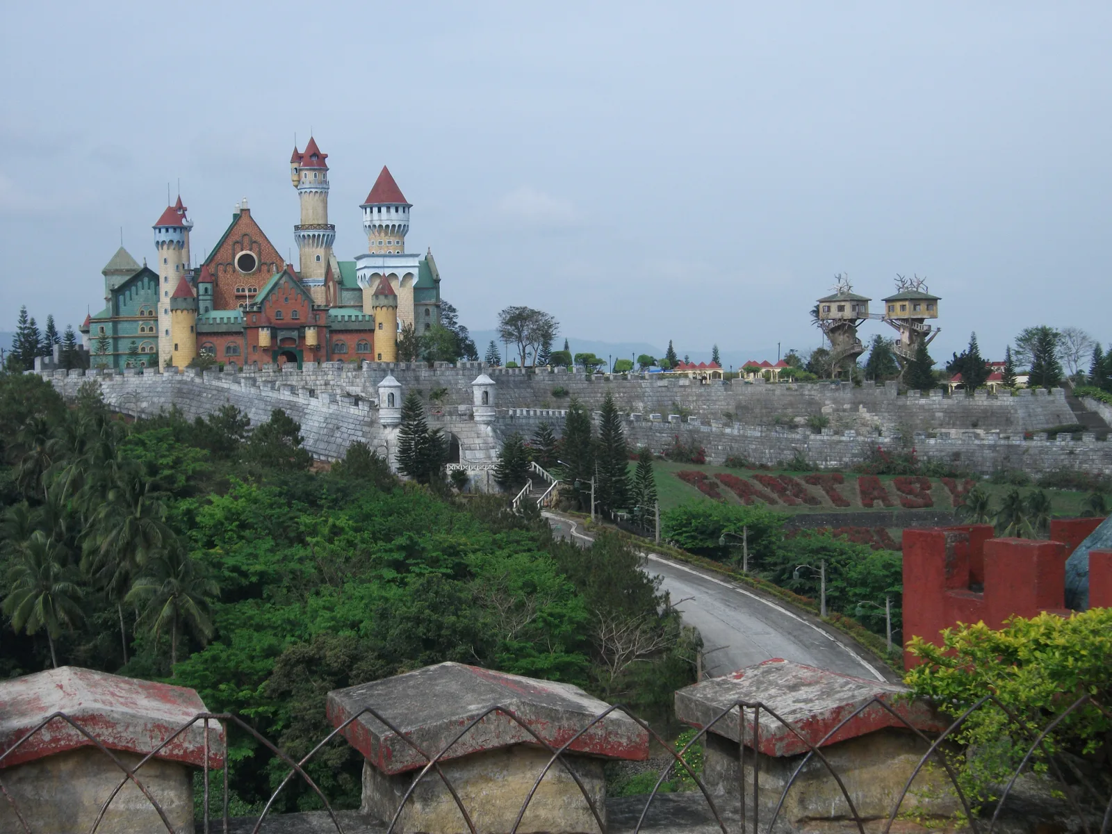 Le château néo-bavarois abandonné du parc Fantasy World, près de Lemery aux Philippines