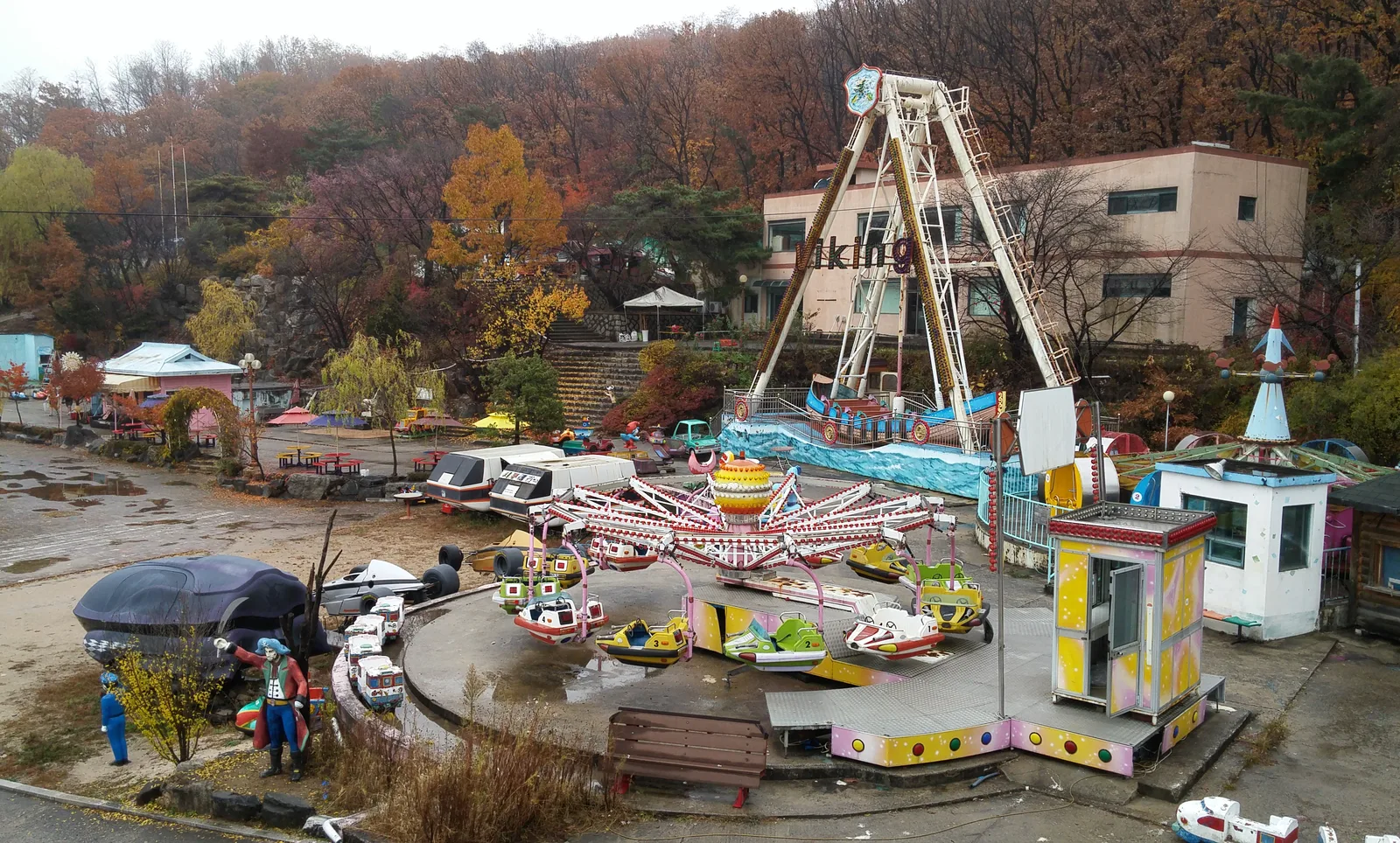 Manèges rouillés du parc d'attractions abandonné Yongma Land à Séoul, en automne