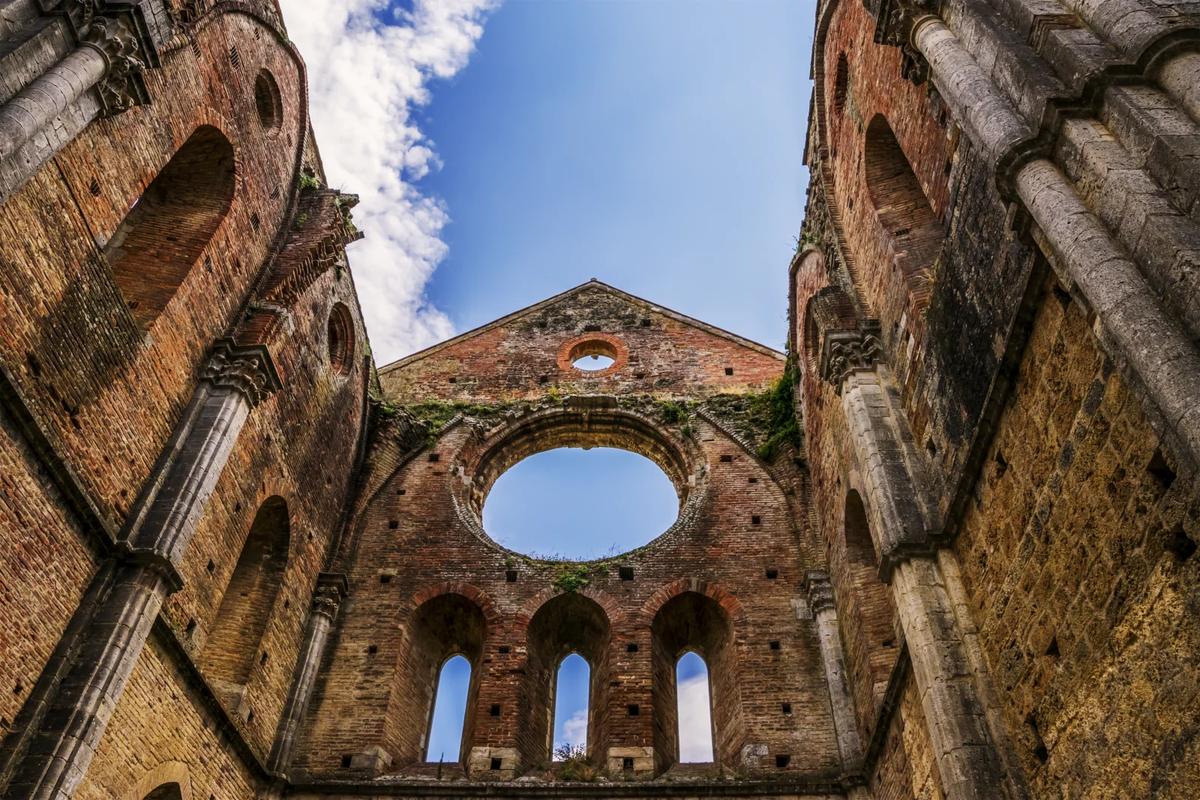 Abbazia di San Galgano: la spada nella roccia toscana (storia e visita 2026)