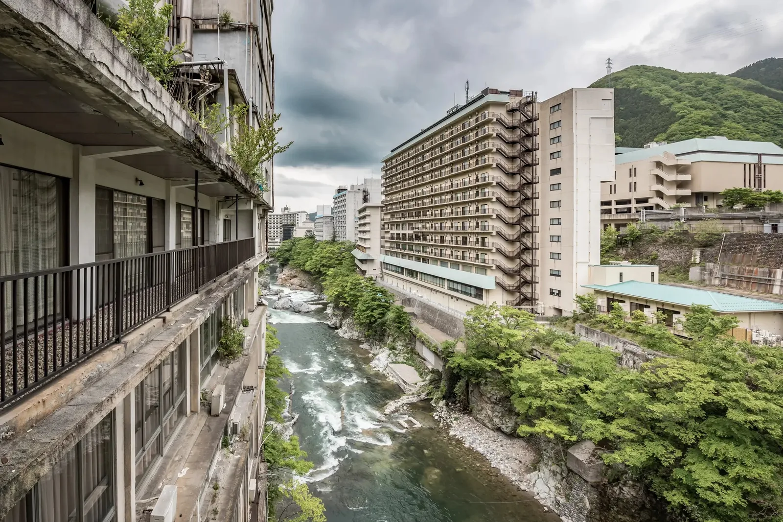 栃木・鬼怒川温泉の廃ホテル群。渓谷の崖の上に並ぶ廃業した大型旅館