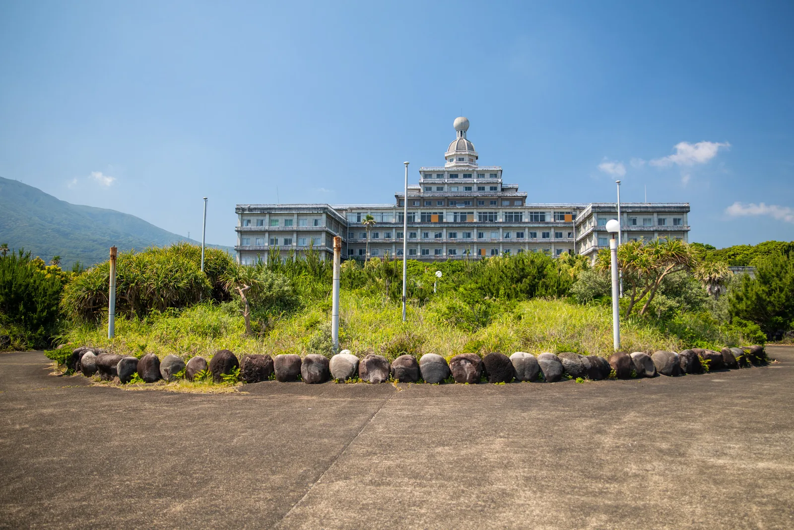 東京・八丈島の八丈ロイヤルホテルの廃墟。植物に覆われた巨大な放棄されたリゾートホテル