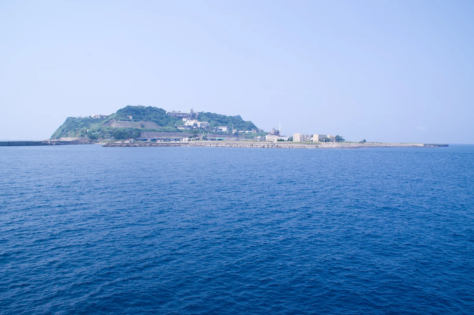 長崎・池島の炭鉱アパート群。放棄された島に立ち並ぶ空の集合住宅