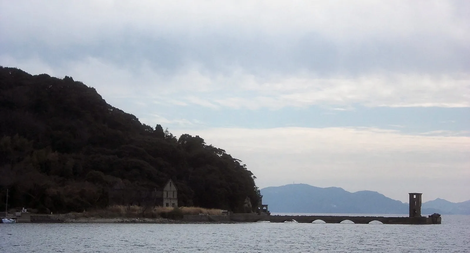 長崎・川棚の片島魚雷発射試験場跡。蔦に覆われたコンクリートの旧海軍施設