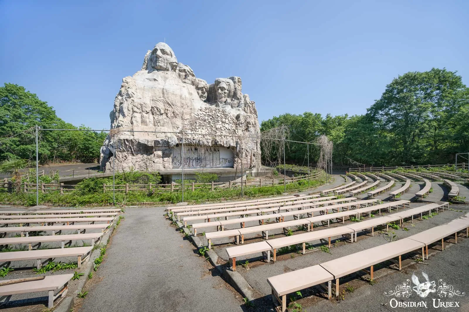 栃木・日光のウエスタン村の廃墟。放棄された西部劇テーマパークの建物とアニマトロニクス