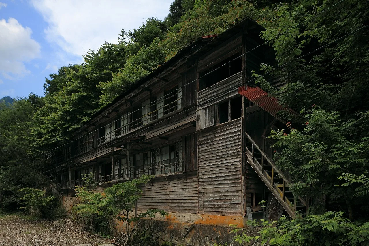 埼玉県秩父の山中に残るニッチツ秩父鉱山のゴーストタウン、朽ちた社宅や工場の建物