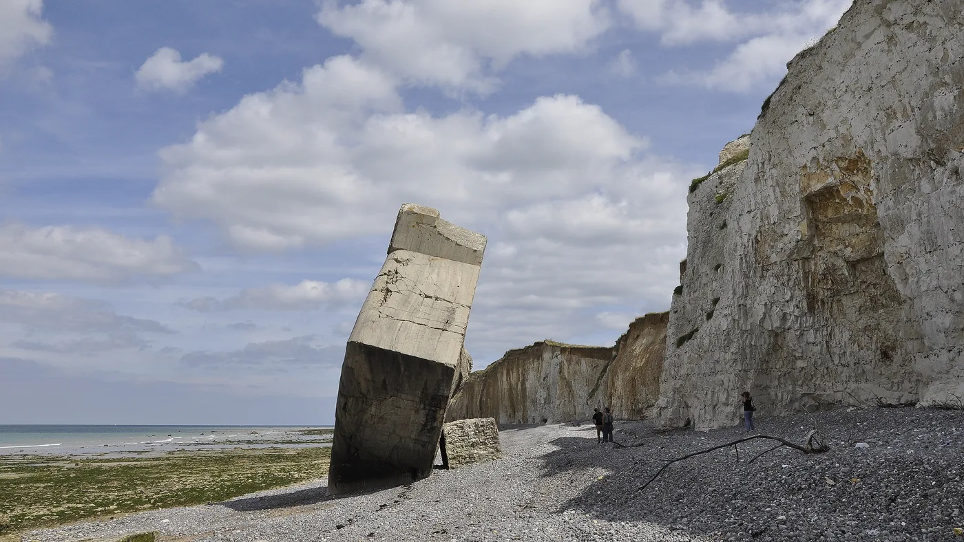 Le bunker planté de Sainte-Marguerite-sur-Mer basculé sur la plage de la Côte d'Albâtre