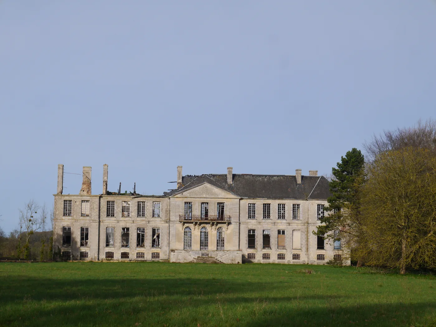 Le château de Magny-en-Bessin abandonné dans le Calvados, façade dégradée
