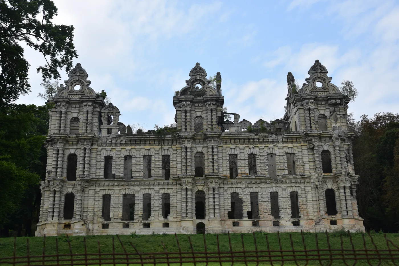 Les ruines du château Mennechet à Chiry-Ourscamp dans l'Oise