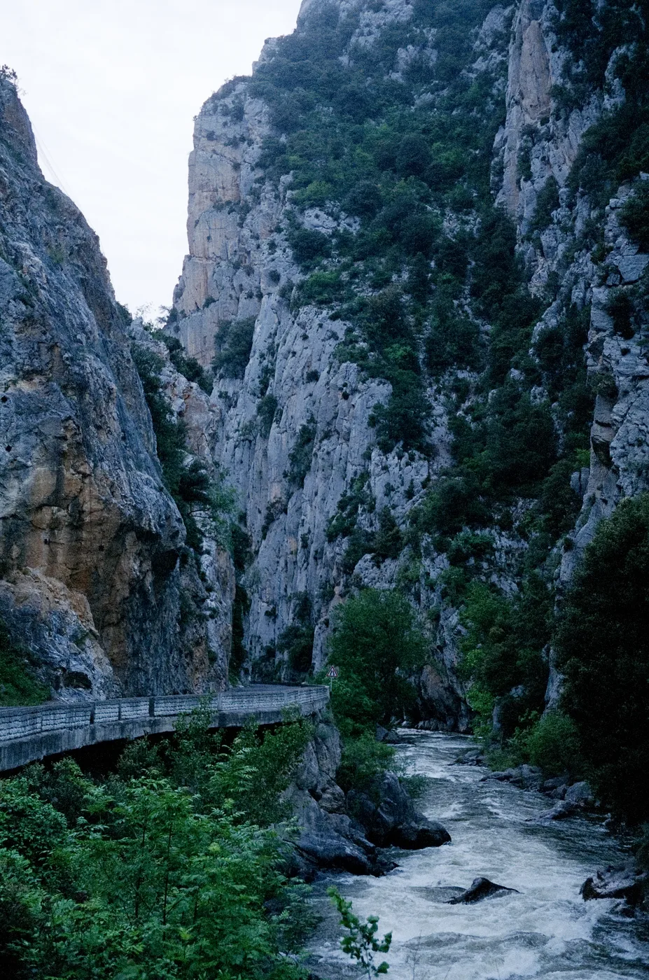 Les gorges du défilé de la Pierre-Lys dans l'Aude, traversées par la ligne ferroviaire abandonnée