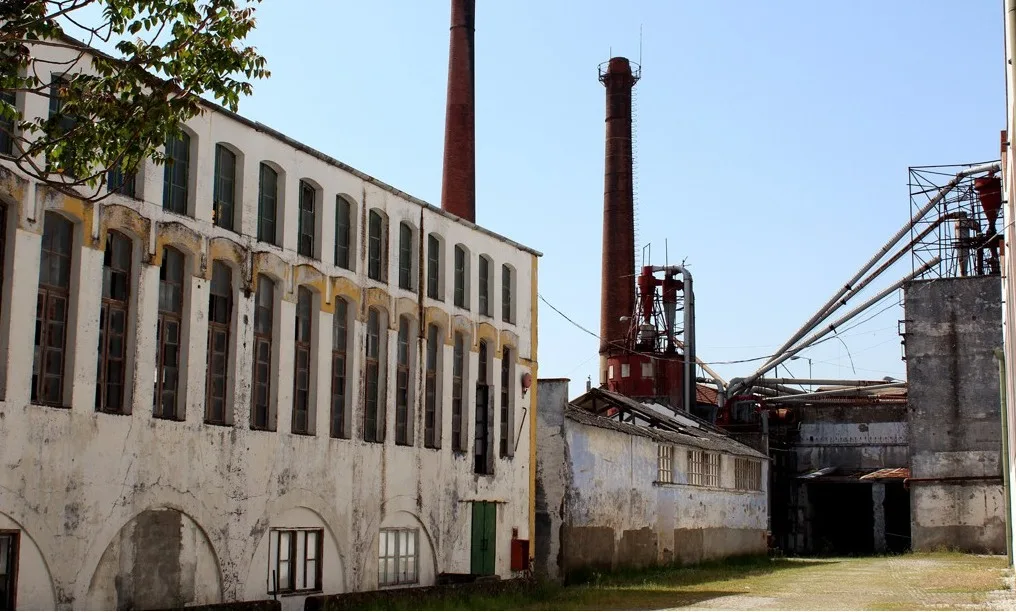Le complexe abandonné de l'usine Sampaio Ferreira à Riba de Ave, avec sa cheminée monumentale en brique, Vila Nova de Famalicão