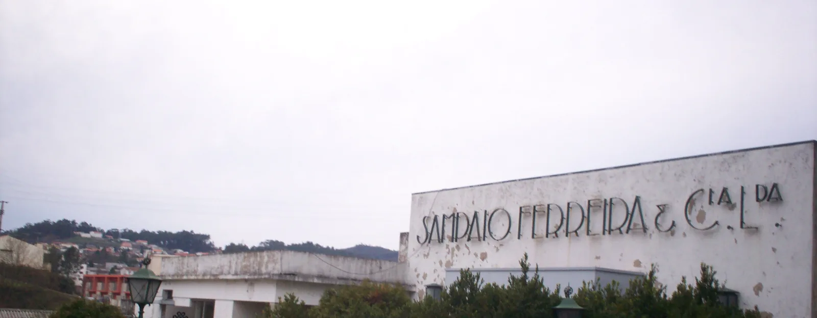 O complexo abandonado da Fábrica Sampaio Ferreira em Riba de Ave, com a chaminé monumental de tijolo, Vila Nova de Famalicão