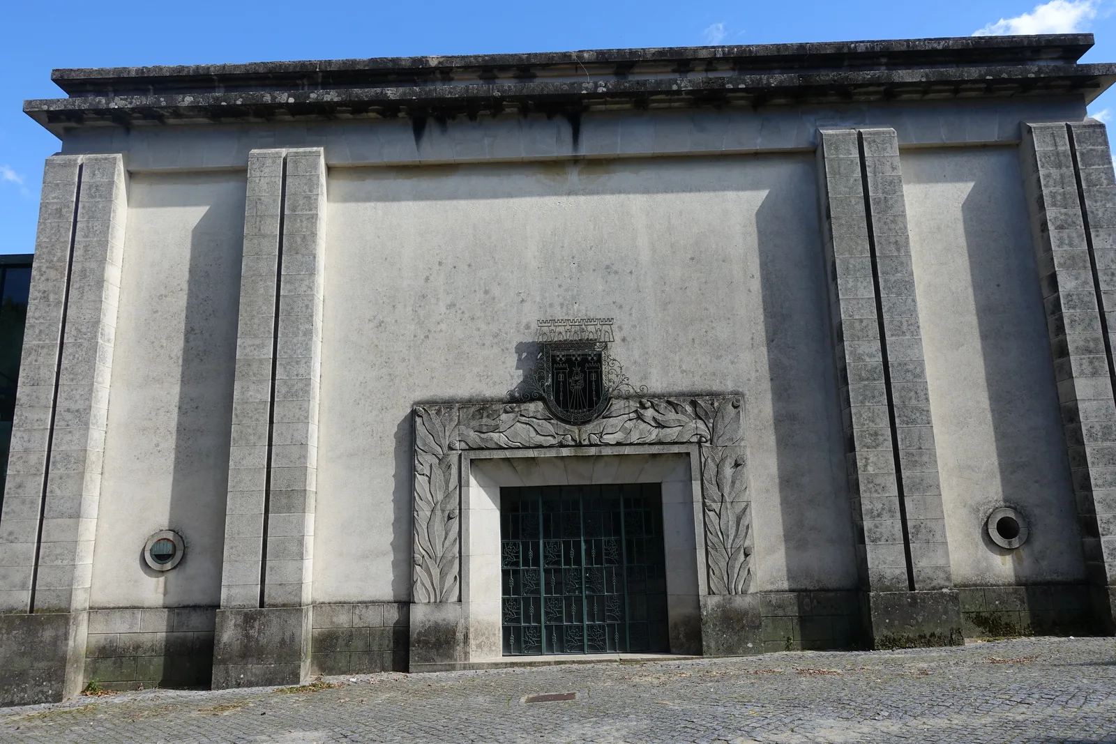 As bancadas vazias e degradadas do Estádio 1.º de Maio, antigo estádio municipal de Braga, ao abandono