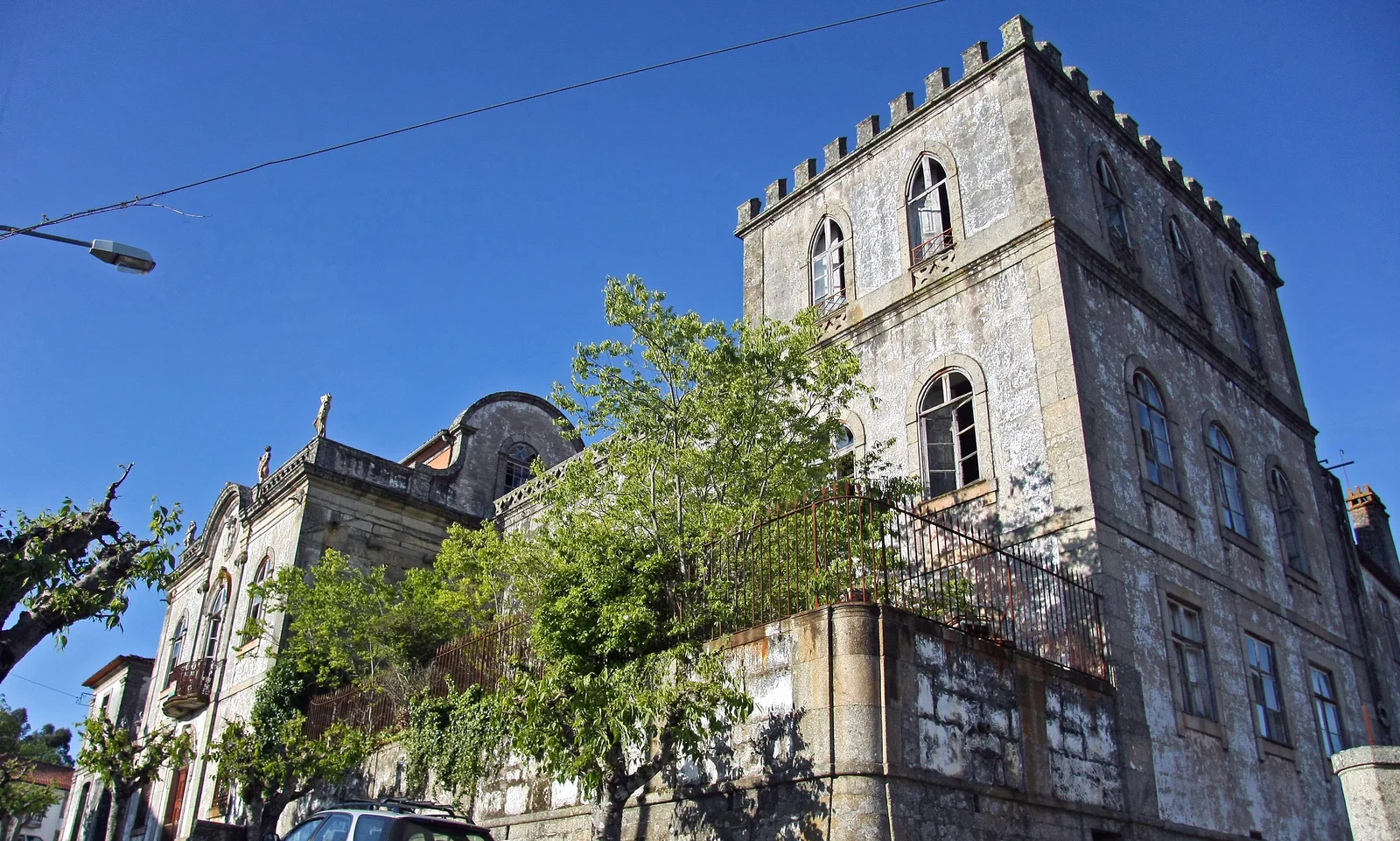 A fachada neobarroca do Palácio de Midões, em Tábua, com as suas torres e o interior em ruína