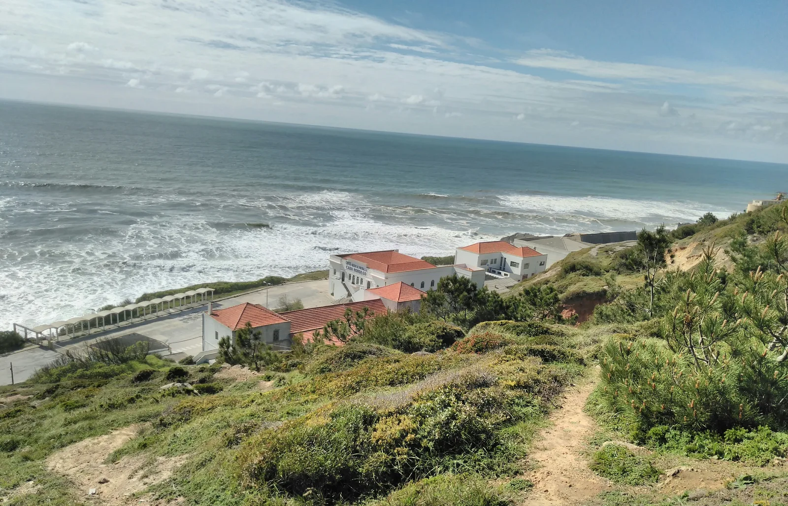 A antiga fábrica de cimento do Cabo Mondego ao abandono, junto à Figueira da Foz, sobre a arriba classificada