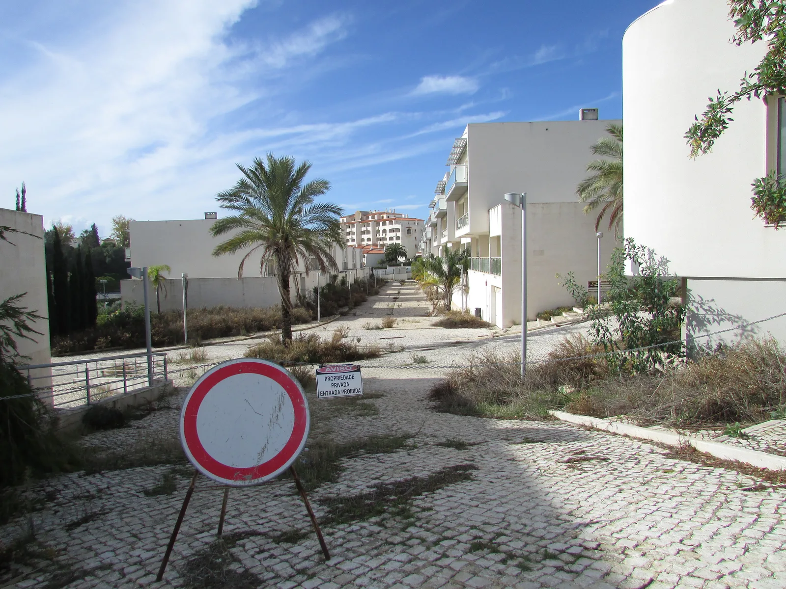O enorme complexo hoteleiro Ocean Ville abandonado em Albufeira, com fachadas de betão inacabadas viradas ao mar