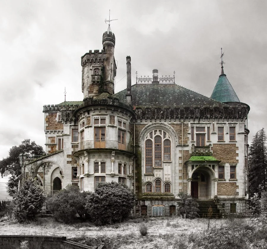 As torres e a fachada em ruína do Palácio da Fonte da Pipa, em Loulé, depois do incêndio