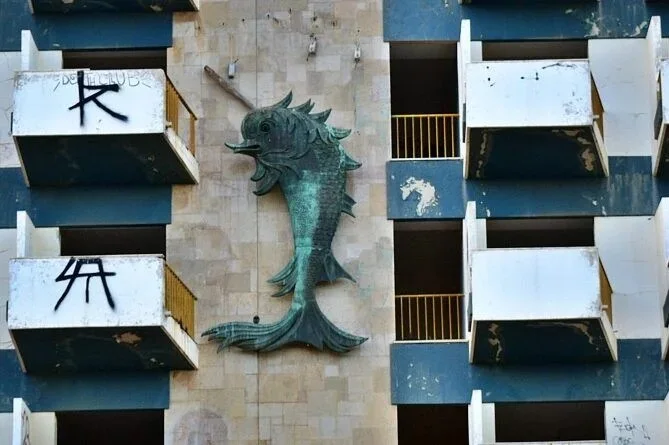 O esqueleto de betão de sete andares do antigo Hotel Golfinho, sobre a falésia da Praia Dona Ana, em Lagos