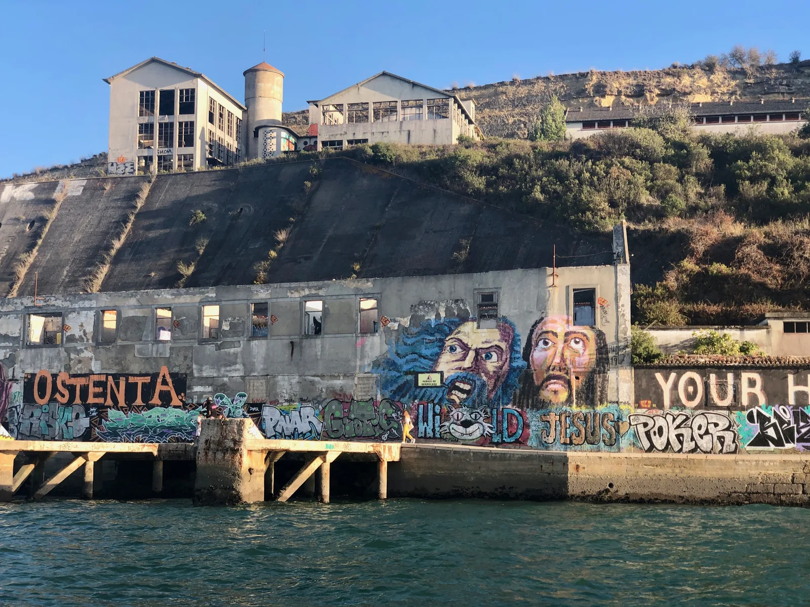 O palácio e as adegas em ruína da Quinta da Arealva, na margem sul do Tejo, em Almada, vistos do rio