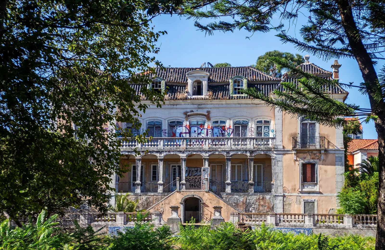 A fachada barroca em ruína do Palácio das Águias, na Quinta das Águias, em Alcântara, Lisboa