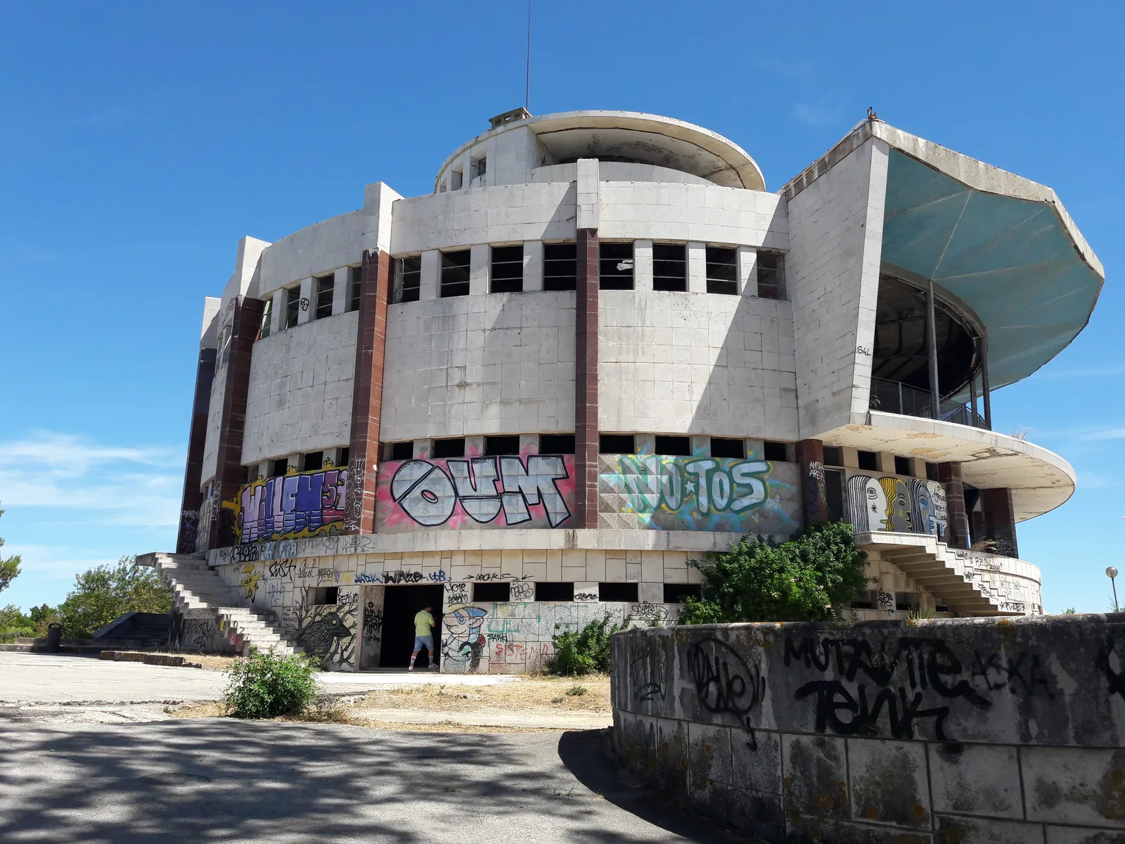 O Restaurante Panorâmico de Monsanto, edifício circular modernista coberto de graffiti, em Lisboa