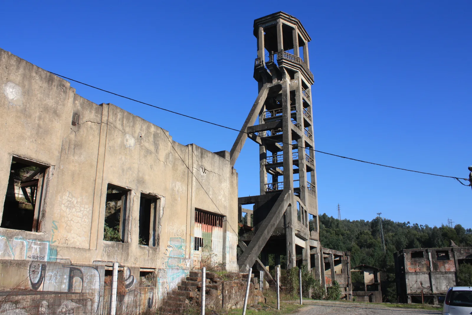 O Cavalete do Poço de São Vicente, torre de betão de 38 metros do antigo complexo mineiro de São Pedro da Cova, em Gondomar